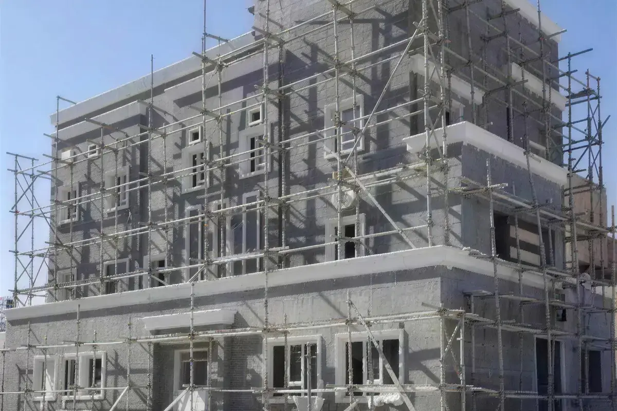 مبنى تحت السقالات من أحد مواقع عملنا