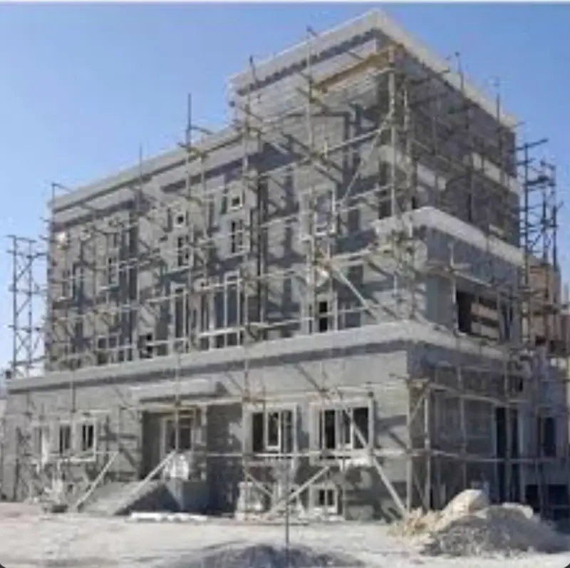 مبنى تحت السقالات أثناء التنفيذ