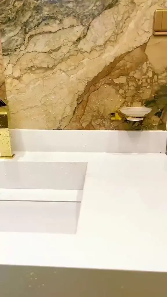مغسلة رخام بتفاصيل ذهبية